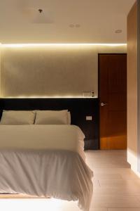 Big Screen TV Panoramic City View - Modern 2 BR High Floor One Uptown Ultra Fast Wi-Fi Washer Dryer