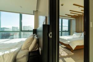 Big Screen TV Panoramic City View - Modern 2 BR High Floor One Uptown Ultra Fast Wi-Fi Washer Dryer