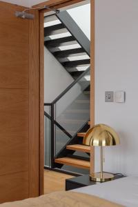 Modern 4-bd Fulham House by West Brompton Station