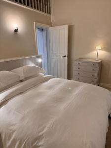 Unique garden flat in converted chapel - Hungerford