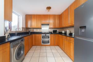 Stylish House with Serene Garden in Fulham