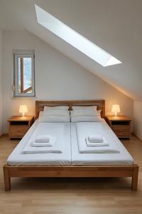 Waterfront Lake Apartment for 8 Persons with Free Parking