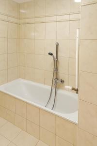 Waterfront Lake Apartment for 8 Persons with Free Parking