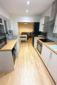 Bright 3BR Home Sleeps 6 Perfect for Short and Long Term Stays