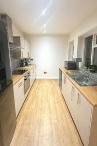 Bright 3BR Home Sleeps 6 Perfect for Short and Long Term Stays