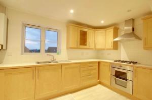2 Double Bed Flat, En-suite, Top Floor, With Private Parking