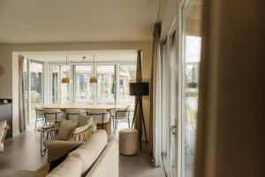 Luxury Waterfront Villa in Heeg for 6 Guests with Private Dock & Direct Access to the Heegermeer