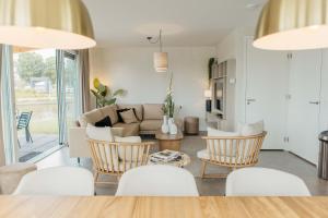 Luxury Waterfront Villa in Heeg for 6 Guests with Private Dock & Direct Access to the Heegermeer