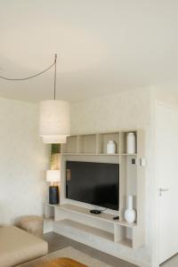 Luxury Waterfront Villa in Heeg for 6 Guests with Private Dock & Direct Access to the Heegermeer