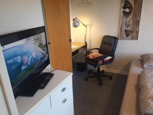 2 værelser m minikøkken brusekabine og toilet 4 prs