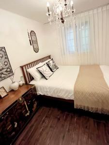 홍대입구역 6번출구 도보 2분, 최고의 위치, 방3개 ,1층