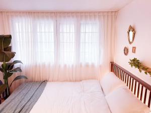 홍대입구역 6번출구 도보 2분, 최고의 위치, 방3개 ,1층