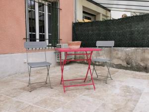 Charbon studio climatisé parking terrasse