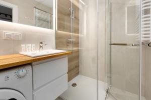 Stylish Apartment for 4 People with Underground Parking by Noclegi Renters