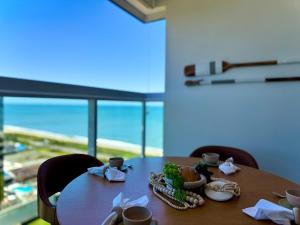 Apartamento em Condomínio Frente-Mar com Piscinas, Jacuzzi Aquecida, Sauna, Academia, Brinquedoteca, Churrasqueira na Sacada, Cozinha Completa e Lazer de Home Club