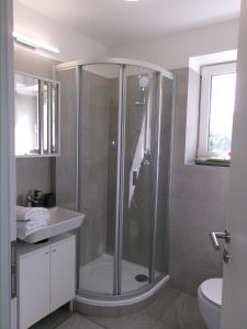 Cozy Apartment Prague Airport- 5 minute drive from AirPort