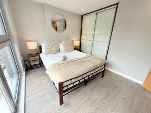 Promo Rate - Modern Flats in Hoxton with Private Balcony near Shoreditch, Old Street, Liverpool Street Station by NourNest Apartments