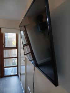 LARGE 3 BEDROOM HOME, 3 BATHROOMS, FREE PARKING, FAST WIFI