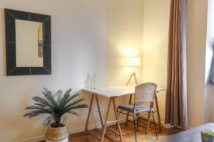 Charming with balcony in the heart of the 7th