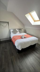 LARGE 3 BEDROOM HOME, 3 BATHROOMS, FREE PARKING, FAST WIFI