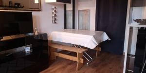 Foux dAllos, studio de 27m2 en centre-ville, plein sud avec balcon équipé