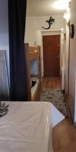 Foux dAllos, studio de 27m2 en centre-ville, plein sud avec balcon équipé