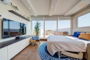 Luxury 3BR Seafront Duplex with Pool, Jacuzzi & Views by 360 Estates