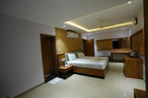 Hotel SVM PALACE KOTI