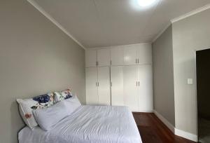 Scenic 2-Bedroom Apartment - Upper Houghton - Fast Wi-Fi & Washer