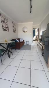 Sandalion Cottage near OR Tambo Airport & Greenstone