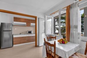 Pine Canopy Studios and Apartments