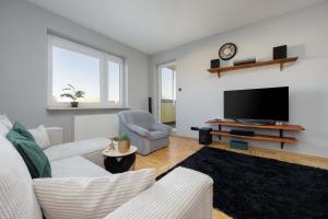 Cozy Apartment with Balcony Close to the Airport in Warsaw by Noclegi Renters
