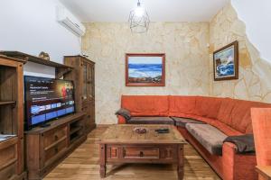 Mountain Chalet Sea Views & Pool