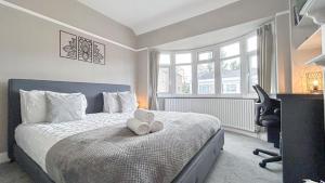 Promo Rate - New Malden 3BDR House with Garden & FREE Parking near Raynes Park, Kingston upon Thames & Wimbledon by NourNest Apartments