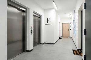 Luxury Apartment with Parking & Terrace Remote Work by Renters Prestige