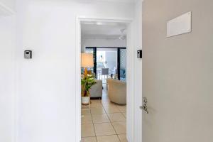 Laguna Escape - Swim-Out Retreat by Trinity Beach