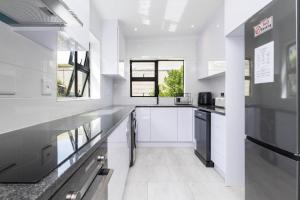 Glen Marine Top-Floor with Ocean Mountain Views