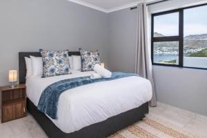 Glen Marine Top-Floor with Ocean Mountain Views