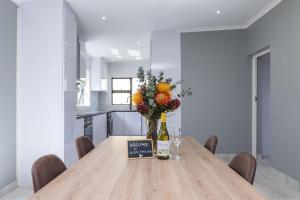 Glen Marine Top-Floor with Ocean Mountain Views