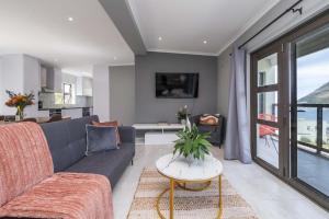 Glen Marine Top-Floor with Ocean Mountain Views