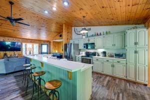 Mountain-View Retreat w Fire Pit EV Charger