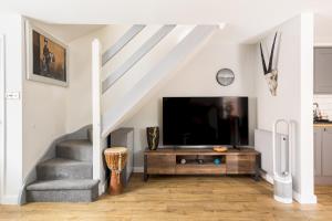 Stylish Modern 2 Bed with Parking - Pass the Keys