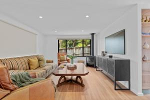 Ankers at Mollymook - spacious beach retreat