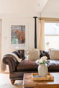 Charming Stone Cottage - Cotswolds Farm Stay - The Bullpen
