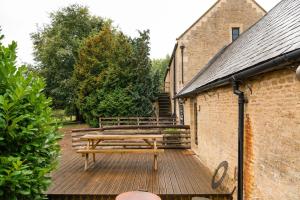 Charming Stone Cottage - Cotswolds Farm Stay - The Bullpen