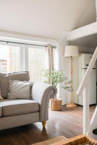 Cosy Cotswolds Farm Stay with Log Burner - Peaceful Winter Retreat - The Dairy