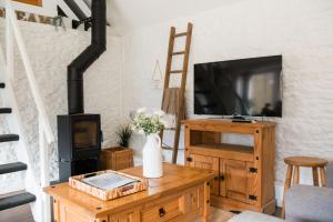 Cosy Cotswolds Farm Stay with Log Burner - Peaceful Winter Retreat - The Dairy