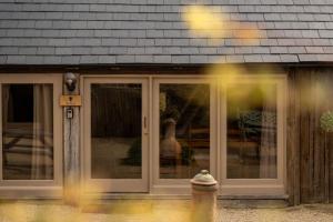 Cosy Cotswolds Farm Stay with Log Burner - Peaceful Winter Retreat - The Dairy