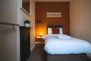 Modern 3BR Home in Coventry Garden & Parking