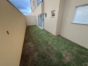 Apartamento com jardim e ar condicionado na sala e quartos na Av Blumenau